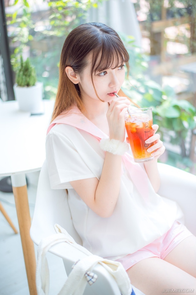 沙漠阿拉伯人形容他们也必喝三道的茶：第一道苦苦生命，第二道甜似爱情，第三道淡如微风。——三毛《送你一匹马》